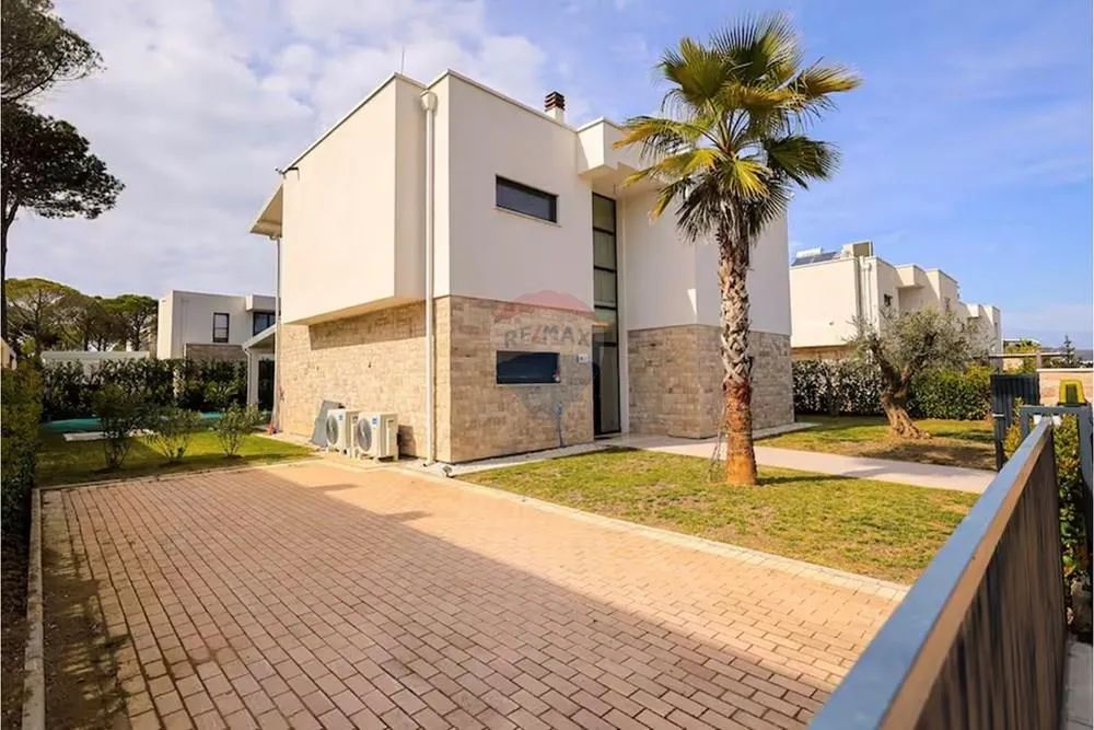 Vilë në shitje në Durrës — 4+1, 413 m²